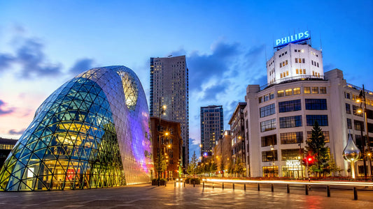 “Breedbeeldfoto van de moderne skyline en iconische architectuur van Eindhoven, Nederland, met stedelijke sfeer en eigentijdse gebouwen – professionele 8K landmarkfoto voor meubels herstofferen en meubelstoffering in Eindhoven.”