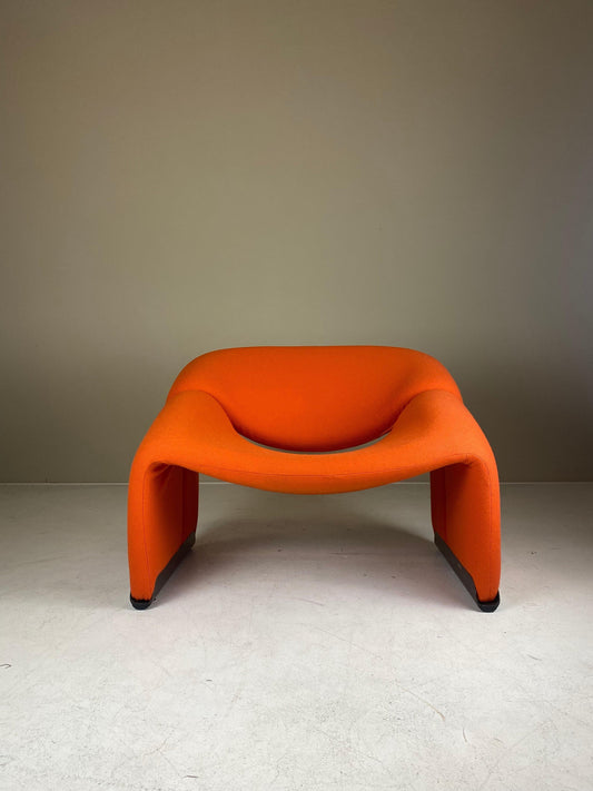 Specialistische restauratie voor een iconische designfauteuil met royale rondingen