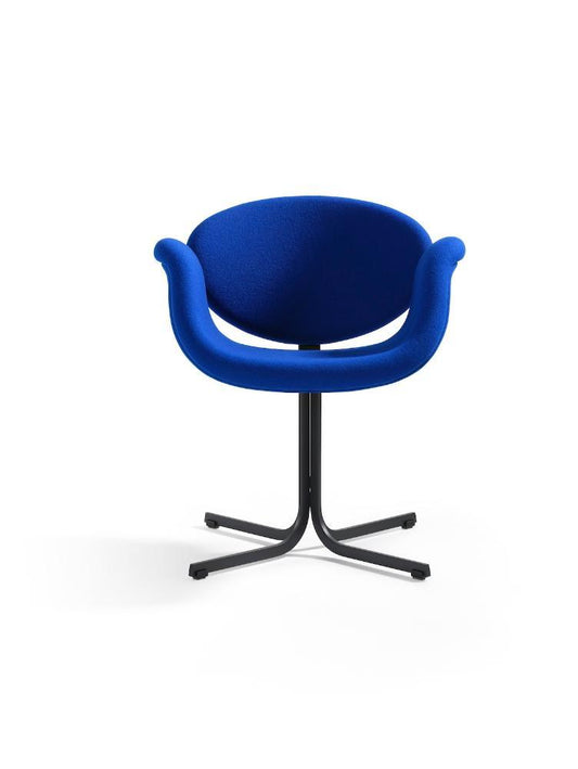 Professioneel stoffeerwerk voor een elegante designfauteuil met organische vormen